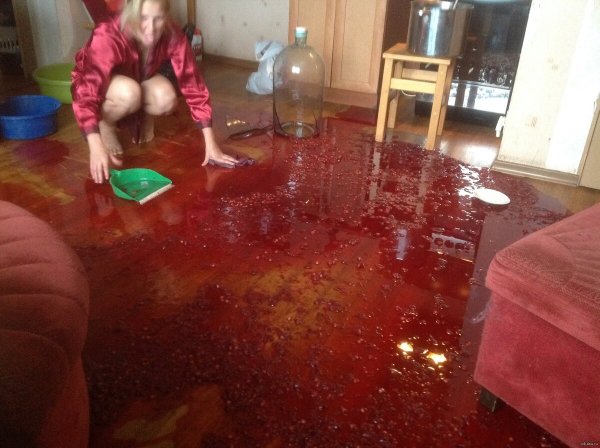 Детский дом ободранные обои