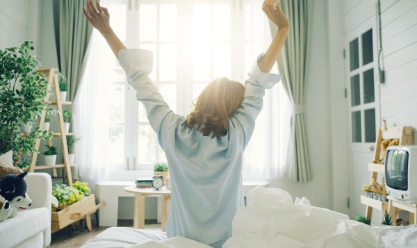 Девушка потягивается