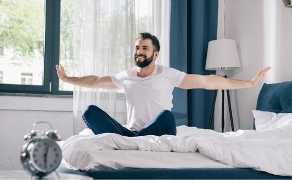 Будильник возле кровати