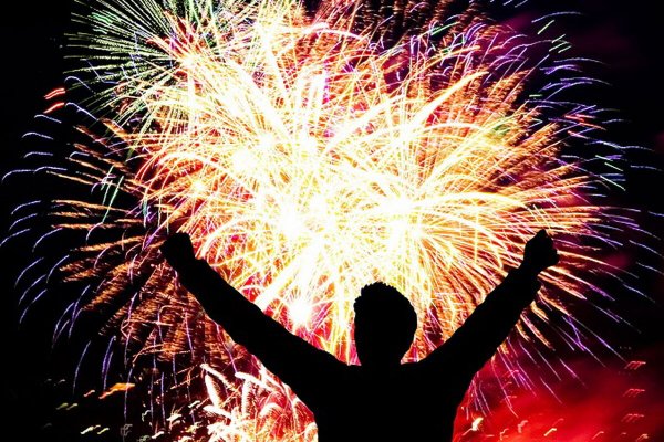 Люди запускают фейерверки