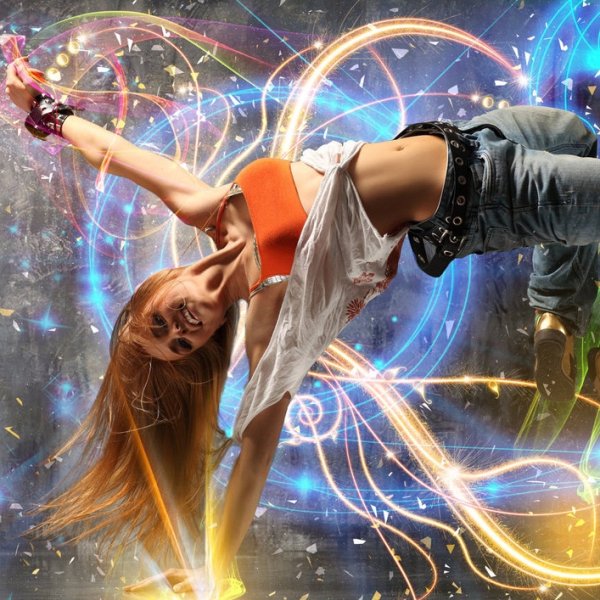 Красивая девушка танцует