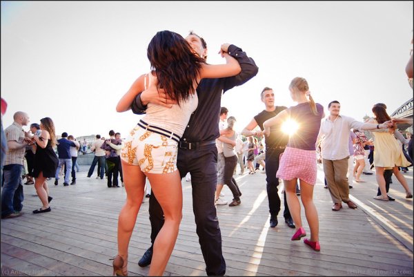 Танцы на пляже