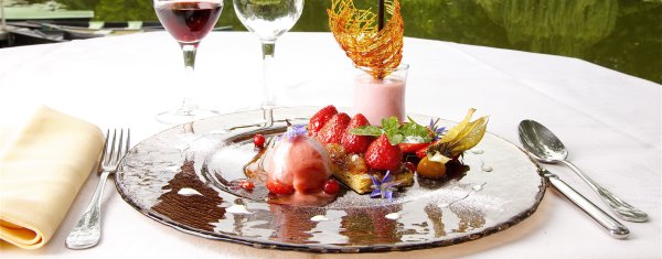 Официант в маске