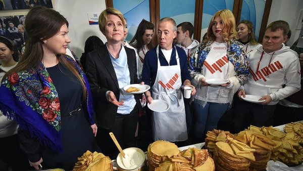 Сидят в ресторане