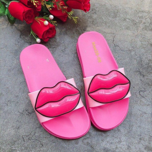 Модные резиновые шлепки