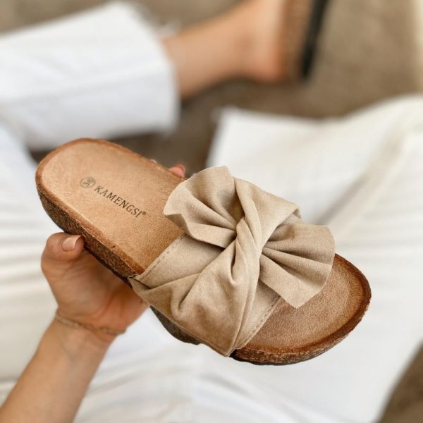 Бежевые шлепанцы с бантом