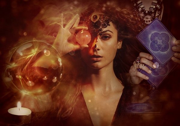 Девушка с магическим шаром