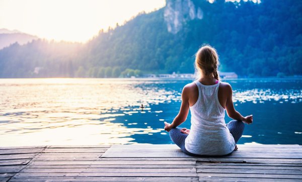 Девушка медитирует