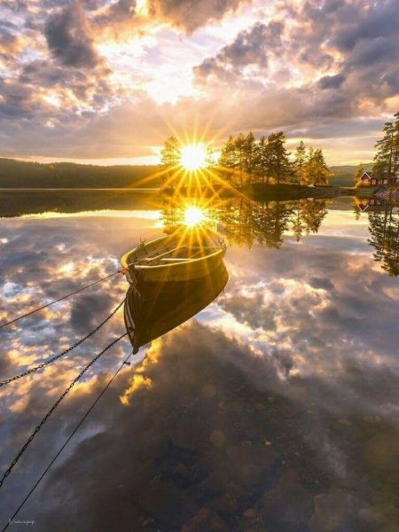 Отражение солнца в озере