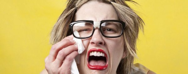 Женщина смеётся а мужчина злится