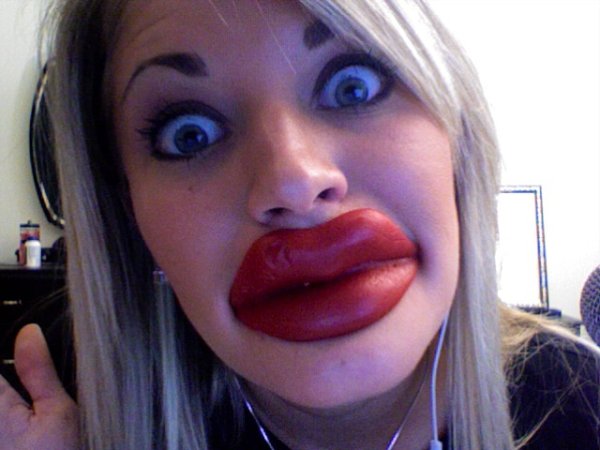 Лижет микрофон