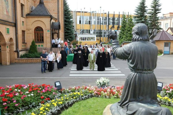 Преподобный Отче Серафиме моли