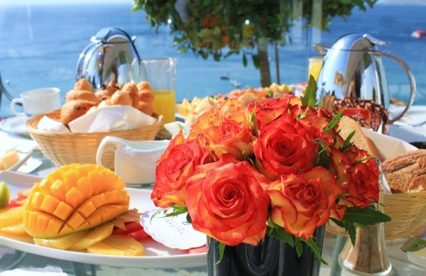 Роскошные цветы и море