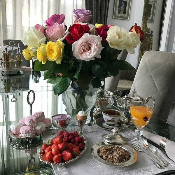 Красивый завтрак с цветами