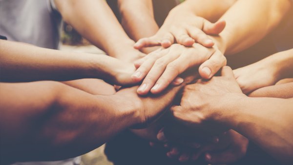 Руки вместе