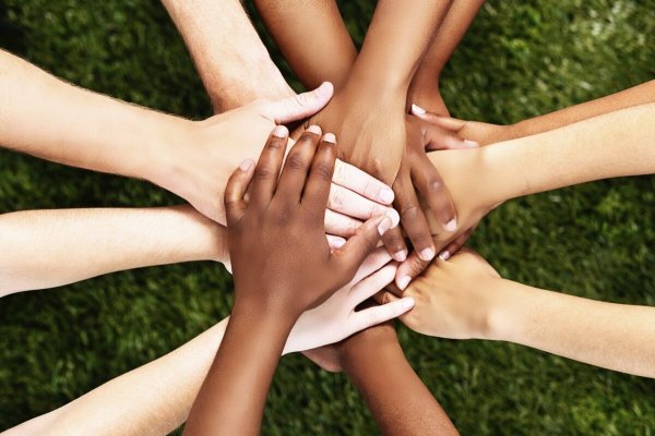 Руки в кругу