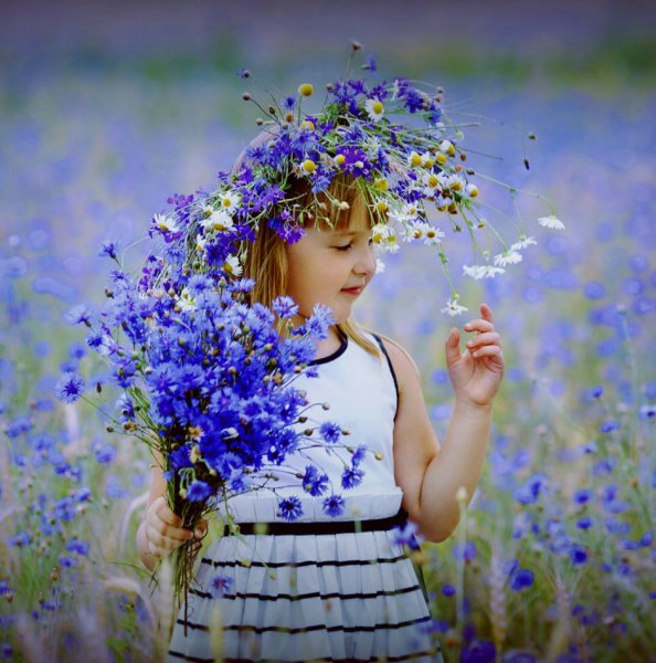 Девочка с васильками