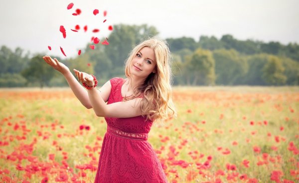 Счастливая девушка в Красном