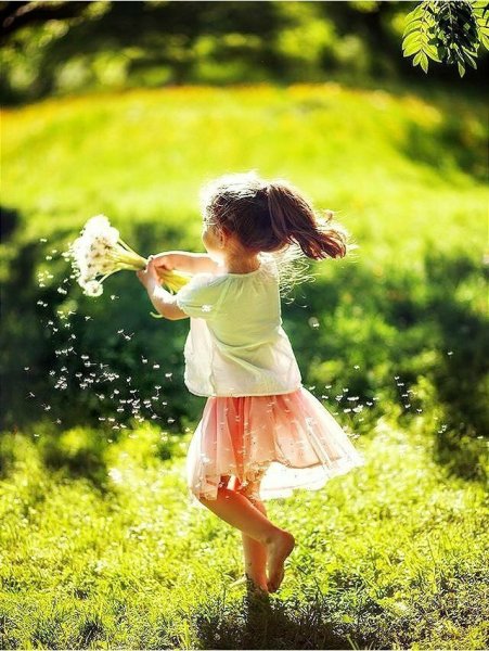 Девочка бежит