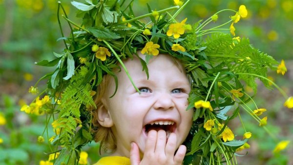 Дети смеются на природе