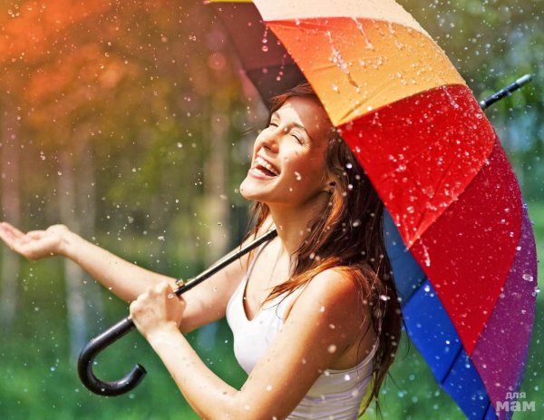 Девушка радуется дождю