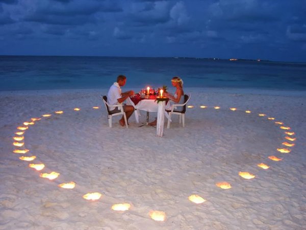 Романтическое свидание на берегу моря