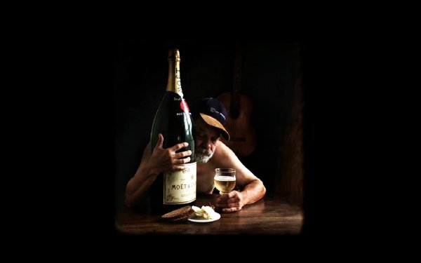 Мужик с большой бутылкой