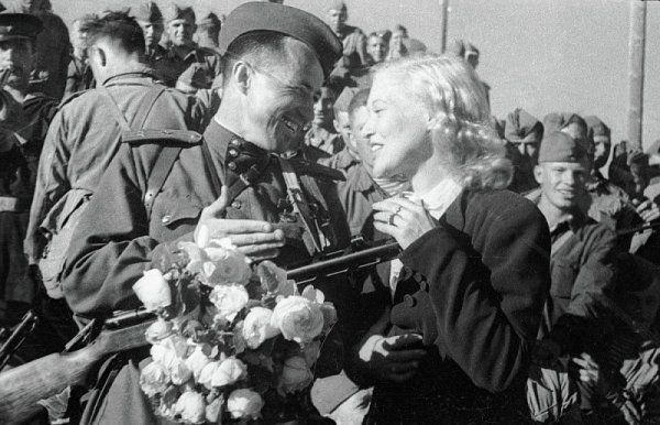 Любовь Орлова на фронте