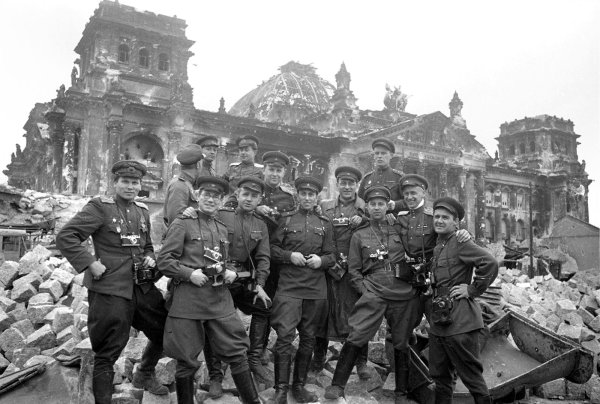 Берлин взятие Рейхстага май 1945
