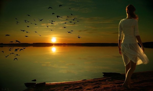 Часы на фоне моря