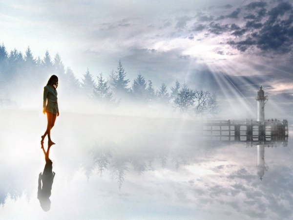 Человек идет по дороге