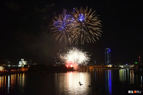 Ночной Екатеринбург салют