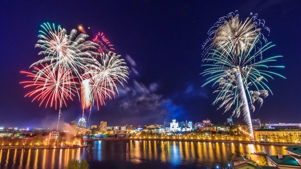 Новогодний салют в Екатеринбурге