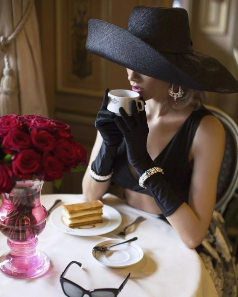 Элегантная женщина в шляпе
