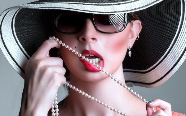 Гламурная девушка в шляпе