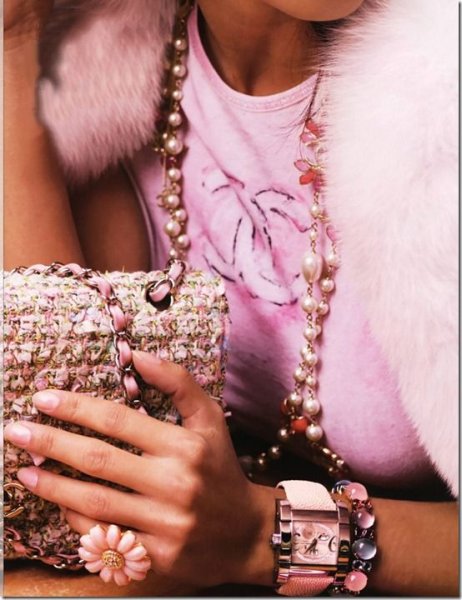 Стильная девушка в украшениях