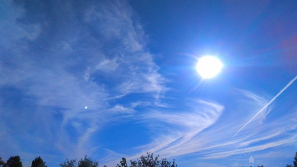 Солнце на небе днем