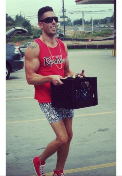 Качок с тонкими ногами