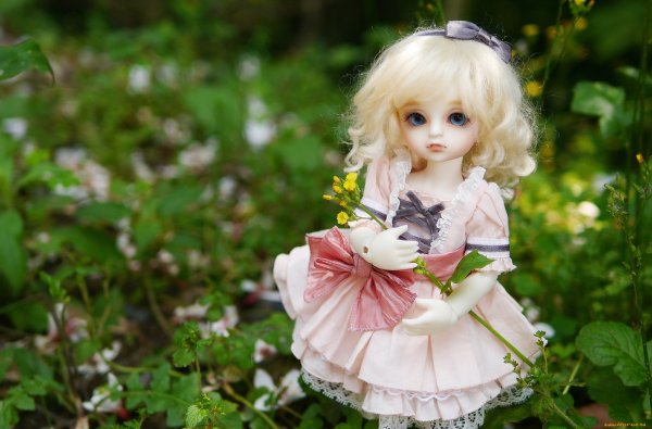 Маленькая красивая кукла