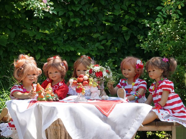 Дети за столом на природе