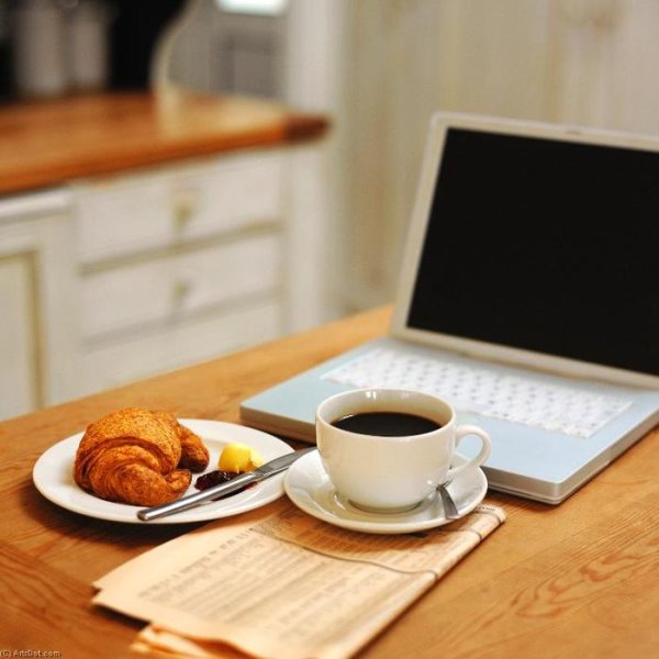 Завтрак и ноутбук
