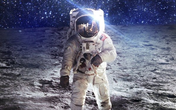 Космонавт в скафандре в космосе