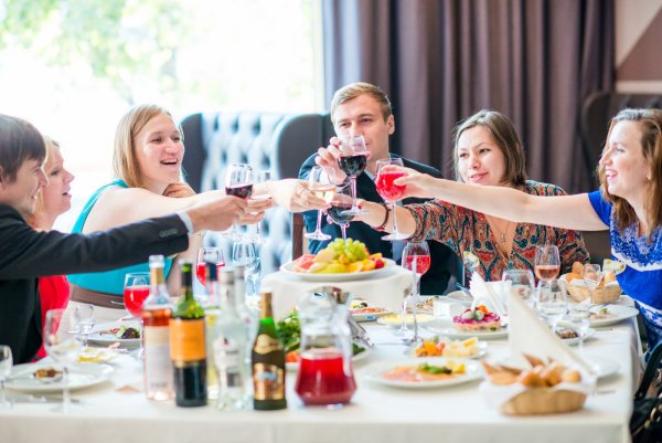 Банкет застолье с гостями