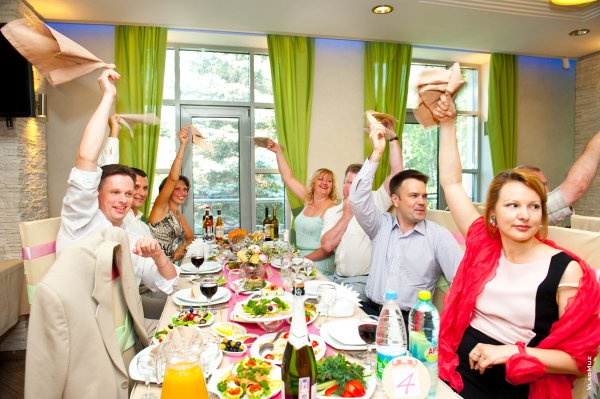 Гости за свадебным столом