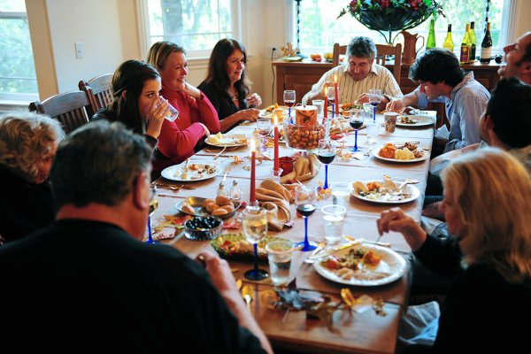 День Благодарения в США семья за столом