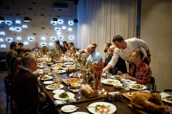 Семья застолье