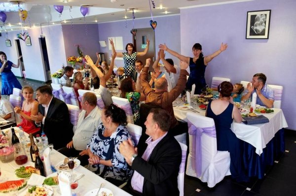 Свадебный стол с гостями