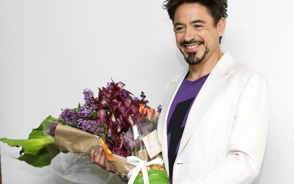 Роберт Дауни младший с цветами