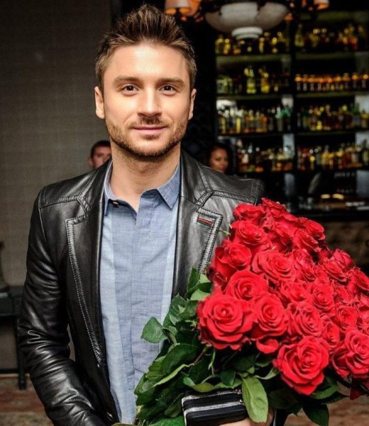 Сергей Лазарев с букетом