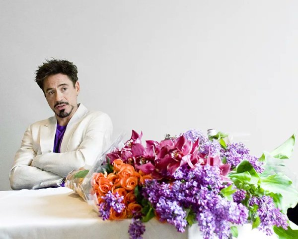 Роберт Дауни младший с цветами